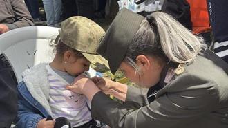 Kadın komutan, şehit kızının isteğini ağlayarak yerine getirdi! 'Toplu iğne babama batıyor'