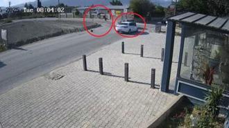 Motosiklettekiler metrelerce havaya uçtu