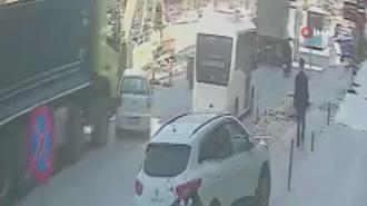 Otomobili oyuncak araba gibi önünde sürükleyip böyle kaçtı