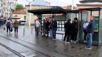 Taksim Meydanı’nda rüzgar ve yağmur zor anlar yaşattı
