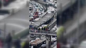 Beylikdüzü'nde durakta bekleyen metrobüse başka bir metrobüs çarptı