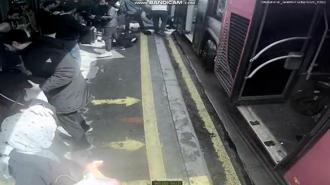 İstanbul'da iki metrobüs çarpıştı: 1 ölü, 20 yaralı