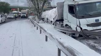 Zeytinburnu D-100'de alçı yüklü TIR bariyerlere çarptı; trafik yoğunluğu oluştu