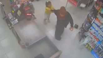 Konya'da meydana gelen 5.2'lik depremde yaşanan panik anları kamerada