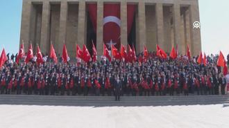 Gençlik ve Spor Bakanı Bak, 19 Mayıs dolayısıyla Anıtkabir'i ziyaret etti