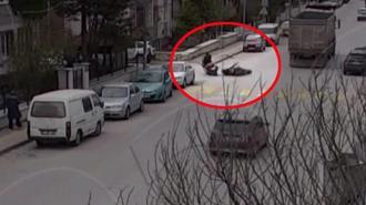 Kaza böyle geldi! Dönüş yapmak isteyen motosikletli...
