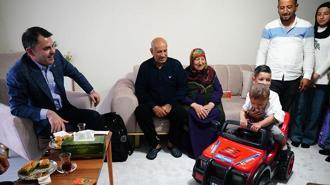 Bakan Kurum evlerine kavuşan depremzede aileye misafir oldu