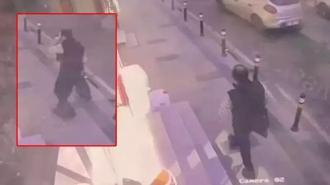 Fenalaşıp yola yığılan adamın üzerinden araç geçti