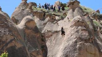 Kapadokya'da panik anları! Turistler kayalıklara indirildi