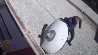 İstanbul'da ilginç olay... Sokakta yürürken üzerine düştü!