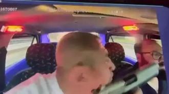 Taksiciyi silahla gezdirip gasp etti! Dehşet anları kamerada