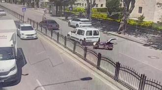 Telefona bakan motosikletli önünde duran araca çarptı