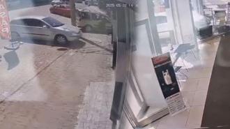 Fren yerine gaza bastı, kasap dükkanına daldı
