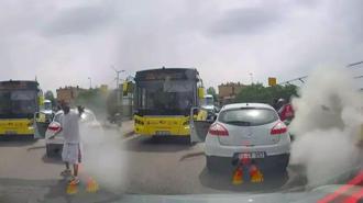 Trafikte dehşet anları! Bıçaklı saldırgana yangın tüpüyle karşılık verdi