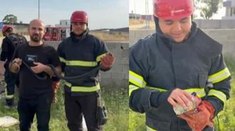 Bahçeye giren yılanla hatıra fotoğrafı çektirdiler