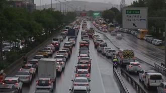 İstanbul'da haftanın ilk günün trafikte yoğunluk oluştu