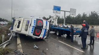 Hamile kadını taşıyan hasta nakil ambulansı devrildi
