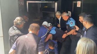 İlhan Şeşen’in cenazesi asansörde mahsur kaldı