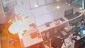 Telefon bataryası bomba gibi patladı! Korku dolu anlar anbean kaydedildi