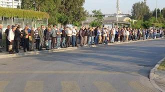 İzmir’de 23 bin işçi greve çıktı! Otobüs duraklarında metrelerce kuyruk oluştu