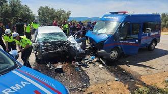 Bursa'da otomobil ile jandarma minibüsü çarpıştı: 1 ölü, 2 yaralı
