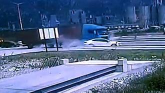 Çarptığı otomobili metrelerce sürükledi! Kör nokta...
