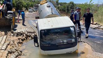 Yer: Bodrum! Tanker çöken yola gömüldü, mahalleli isyan etti