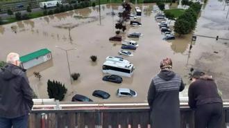 Trabzon şiddetli yağış! Yollar göle döndü!