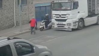 Çevredekiler olay yerine koştu! Yolun karşısına geçmek isterken...