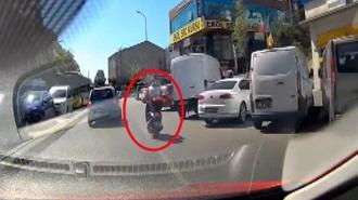 Ümraniye'de ara sokağa dönen otomobilin motosiklete çarptığı anlar kamarada