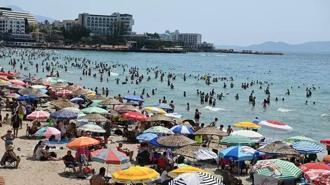 Kuşadası'nda bayram yoğunluğu! Plajlar doldu taştı