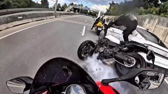 3 motosiklet ve otomobilin karıştığı kaza kask kamerasında