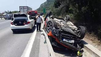 TEM Otoyolu'nda feci kaza! Cip, bariyerlere çarpıp sürüklendi