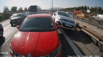 Trafikte duran araca arkasındaki otomobilin çarpması kamerada