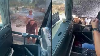 Turist otobüsüne saldırı kamerada: Şoföre taşla saldırdılar