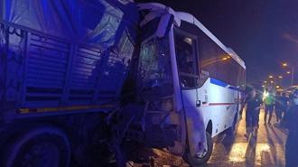 İşçi servis minibüsü, park halindeki TIR’a çarptı: 5’i ağır, 20 yaralı