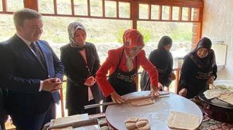 Bakan Göktaş, kadın kooperatifi açılışında oklavayla hamur açtı