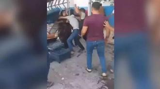 Semt pazarı savaş alanına döndü: Kadın ve pazarcı kasalarla birbirine girdi