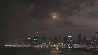 İran'dan İsrail’e atılan füzeler Tel Aviv semalarında görüntülendi