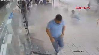 İş makinesi yüklü TIR'ın lastiği patladı, çevredekiler panik yaşadı