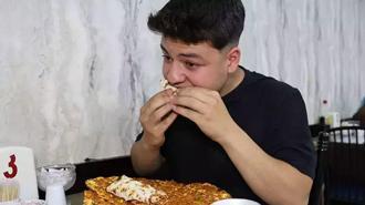 Yaşına ve kilosuna bakmadan bir oturuşta 15 lahmacun yiyor