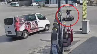 Aracın altında kalmaktan kıl payı kurtuldu! Motosiklet sürücüsü...