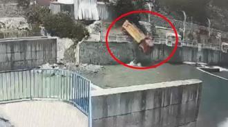 Dereye böyle uçtu! Park etmeye çalışırken...