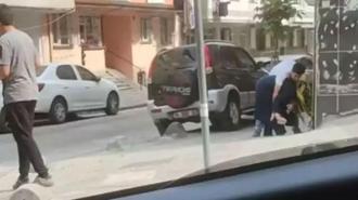 Sultangazi’de annesini sokak ortasında darbetti, kimse müdahale etmedi