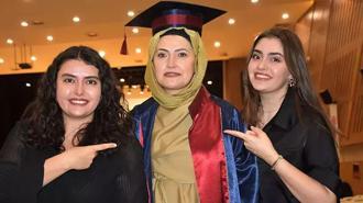 İki kanseri yendi, 49 yaşında üniversiteyi birincilikle bitirdi