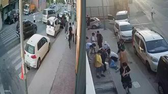 Arnavutköy'de minibüsle gelip tekme ve yumrukla saldırdılar
