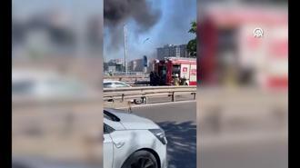 Kadıköy'de Bostancı Köprüsü üzerinde alev alan araç kullanılamaz hale geldi