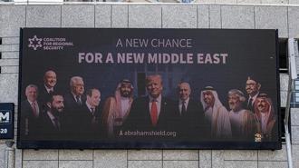 İran'la ateşkes sonrası Tel Aviv'de 'İsrail'in Arap ülkeleriyle normalleşmesini' talep eden afiş!