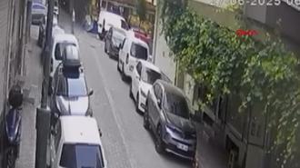 Zeytinburnu’nda sokak sokak dolaşıp araçların lastiklerini bıçakla patlattı