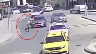 Şaşkına çeviren hareket! Otomobilin çarptığı yaya...